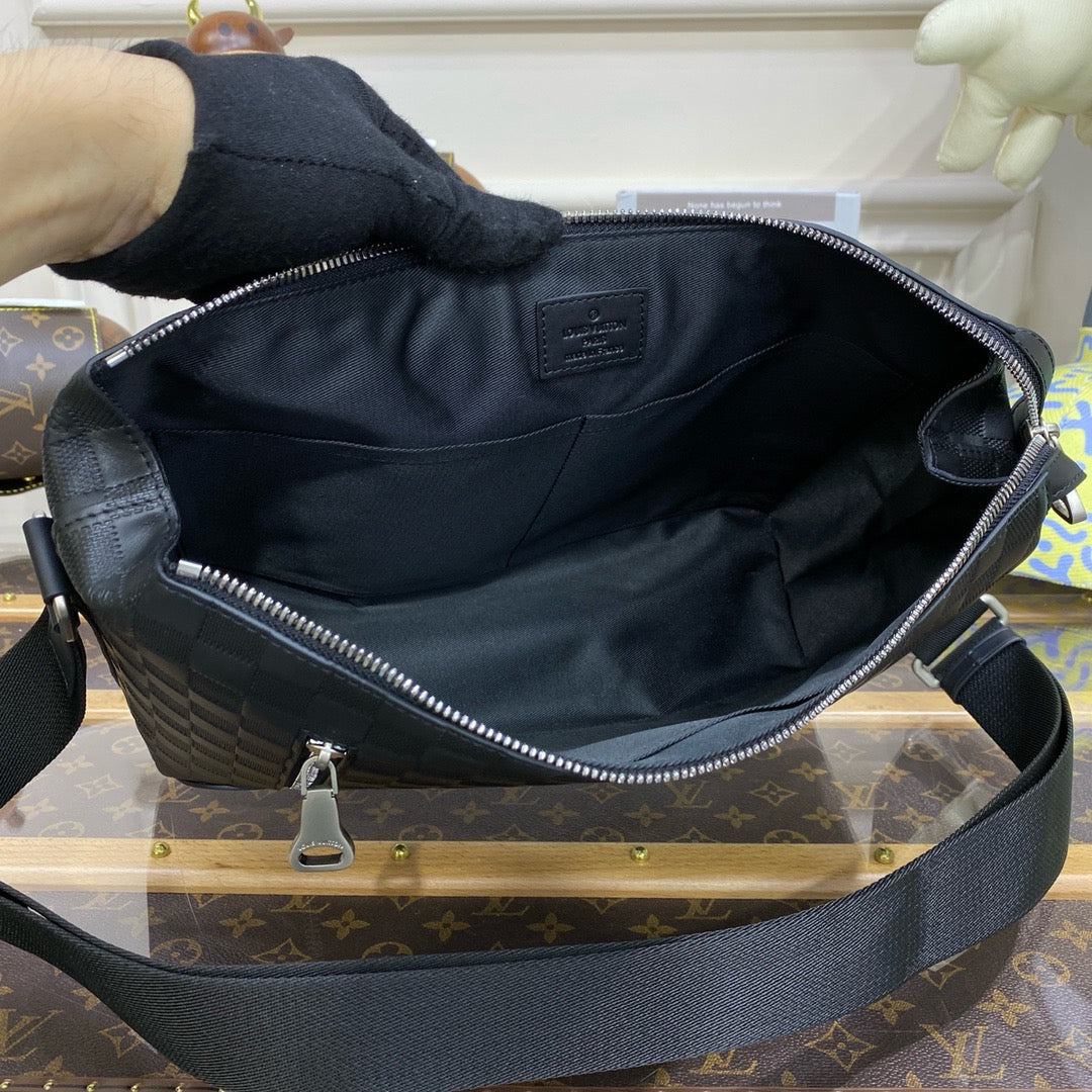 Discovery Shoulder Bag