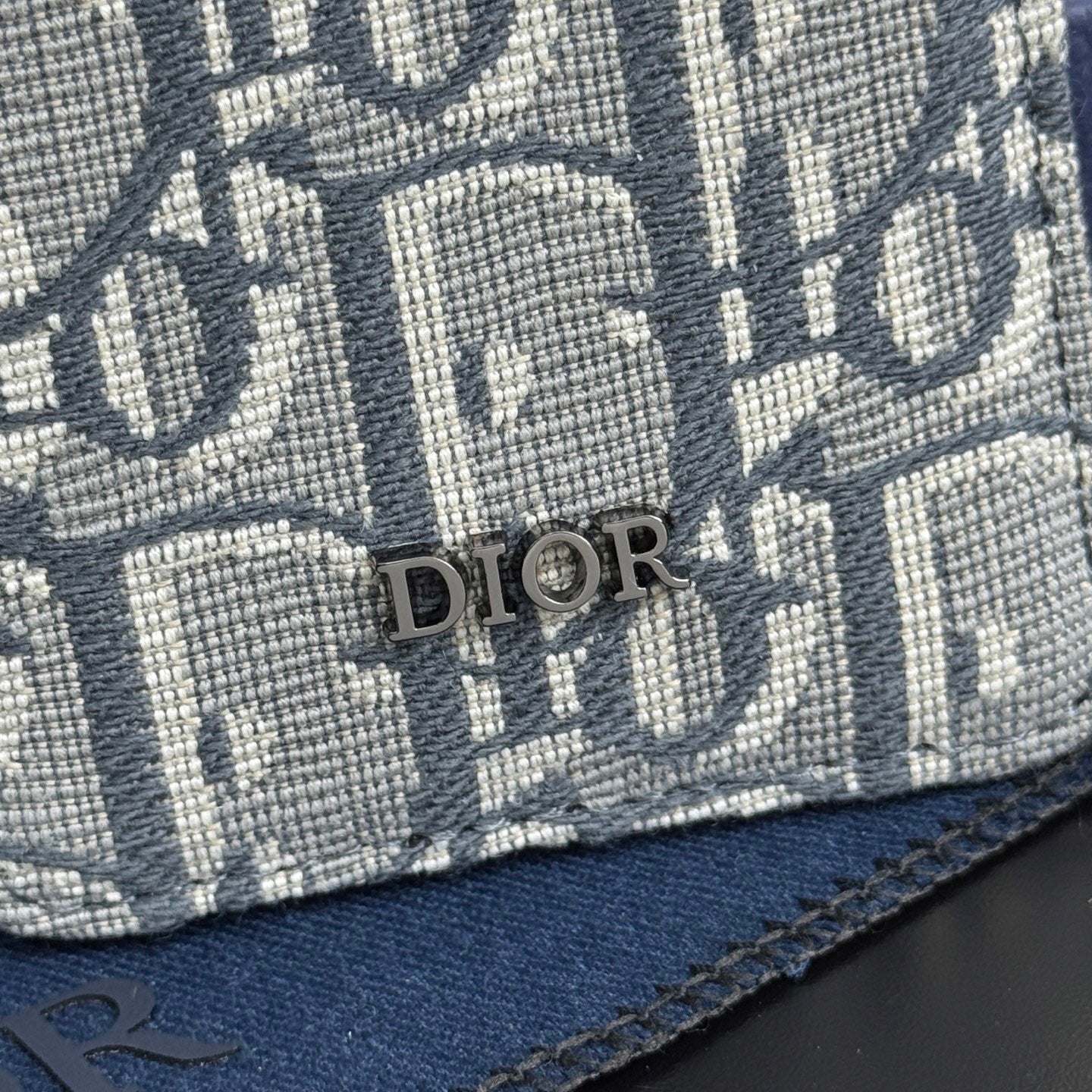 Oblique Magsafe Card Holder