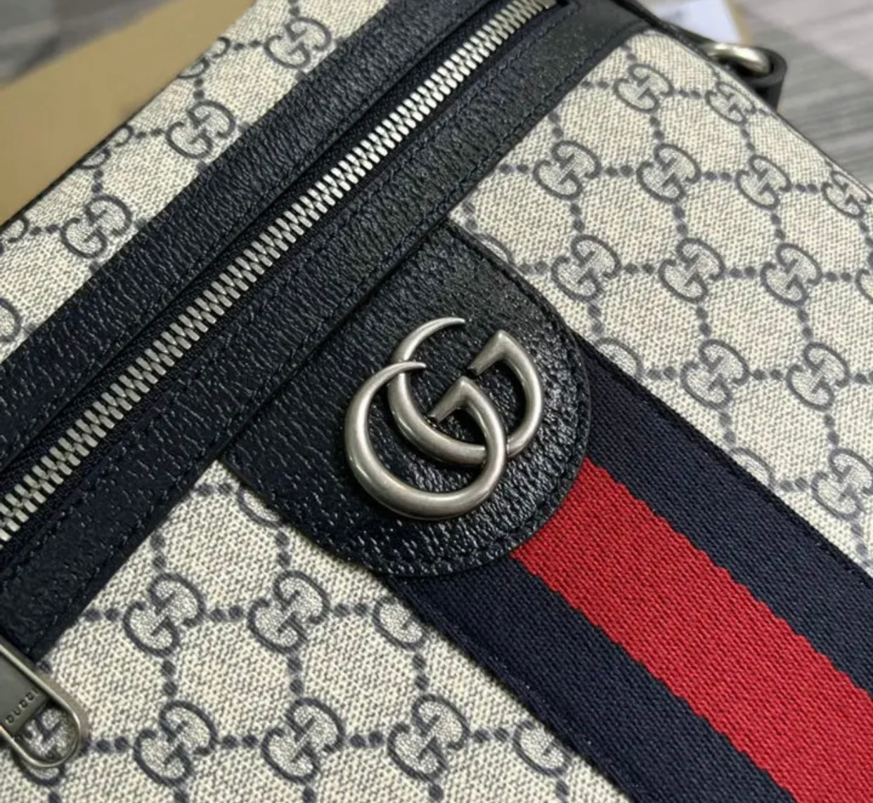 Ophidia Small Messenger