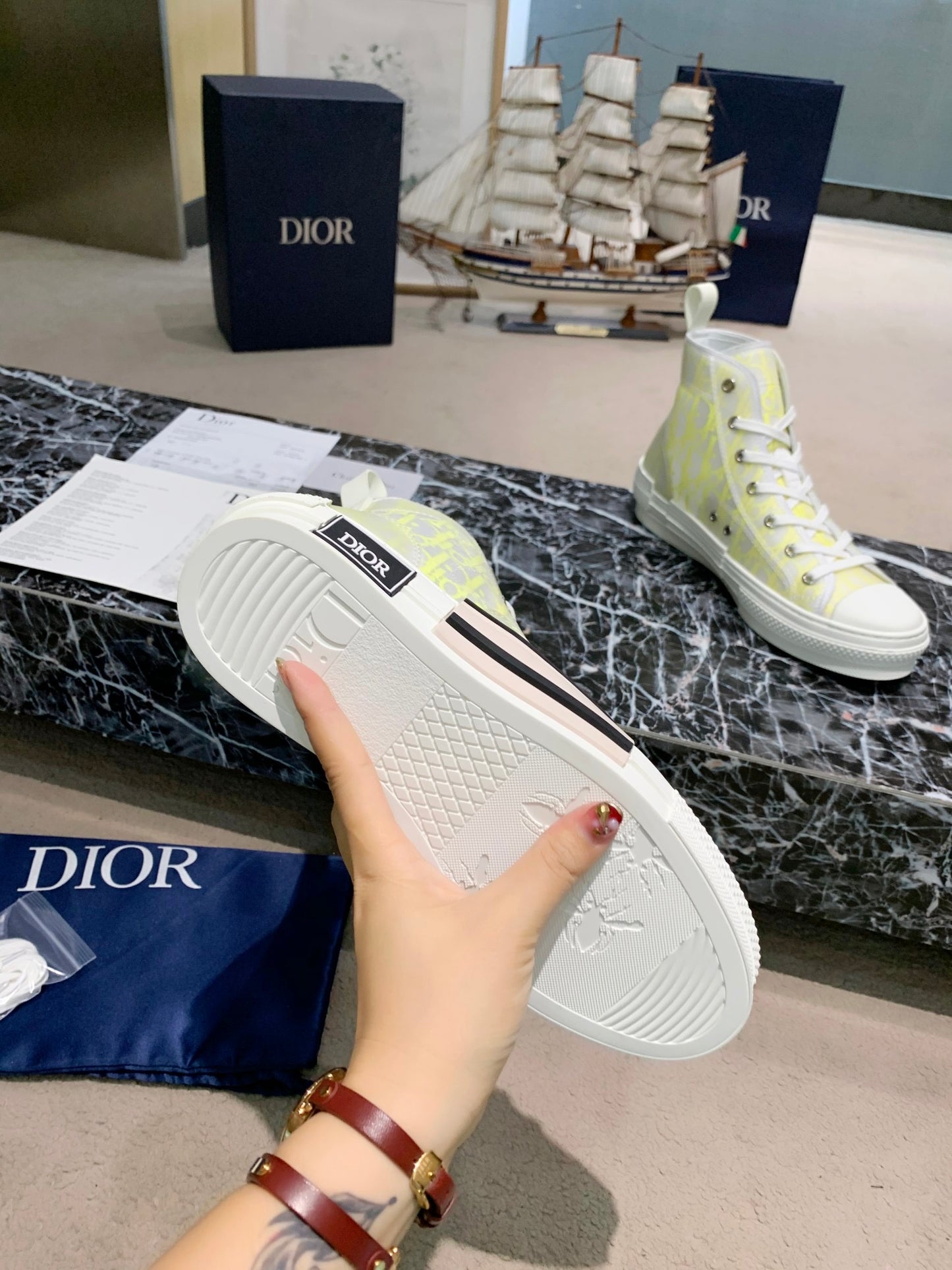 B23 Sneaker