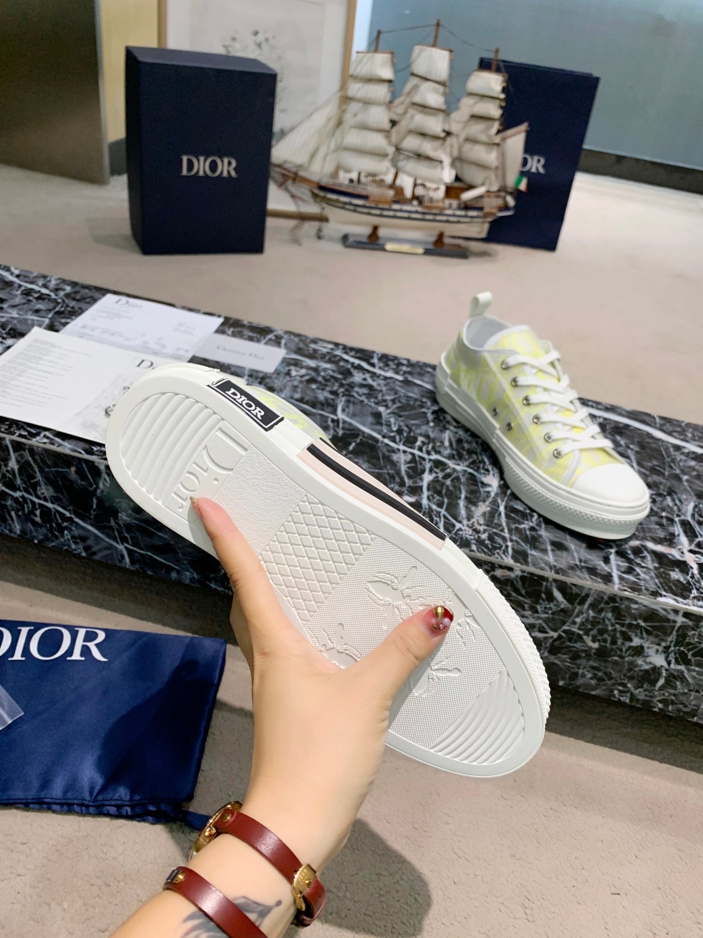 B23 Sneaker