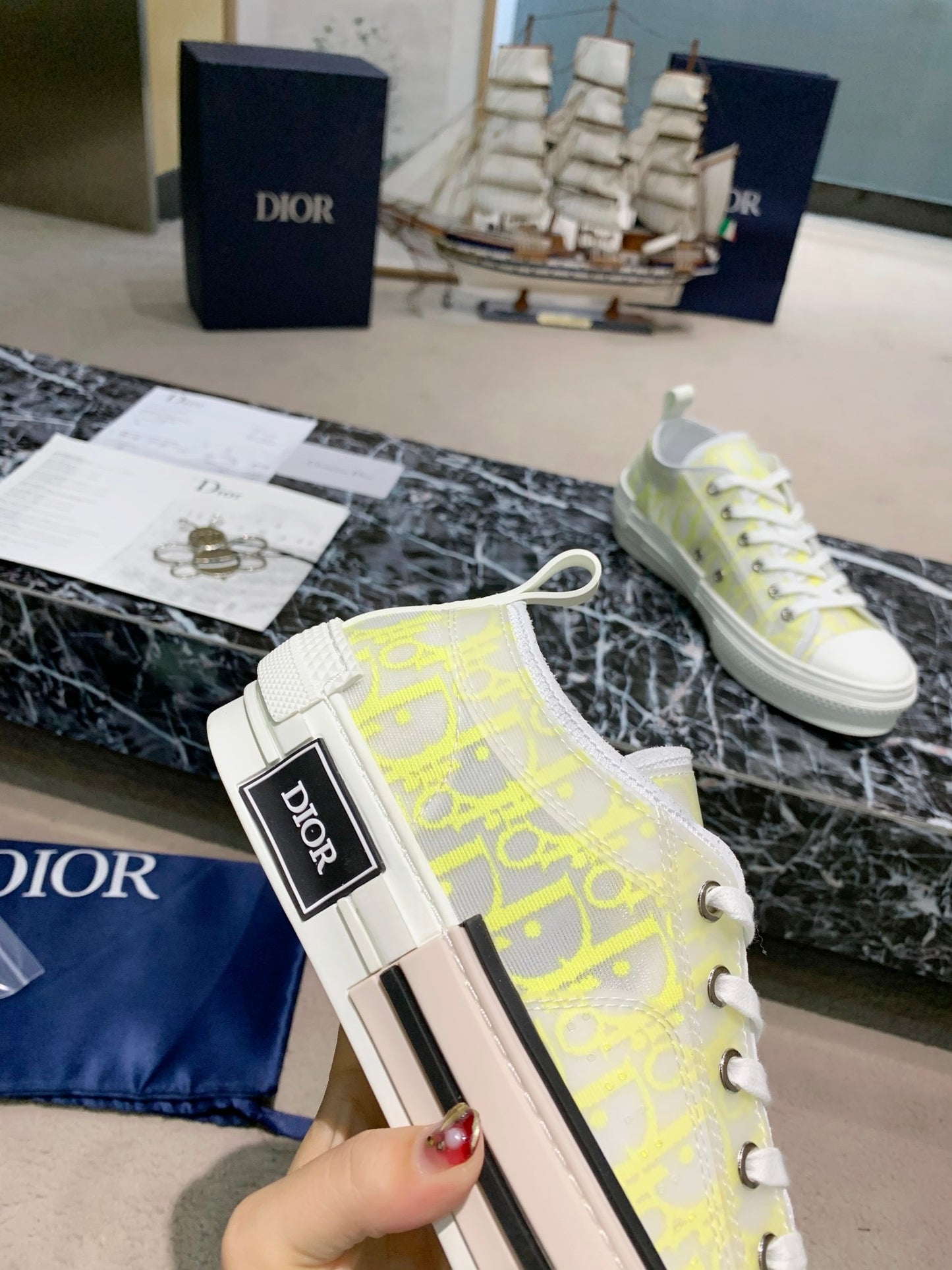 B23 Sneaker