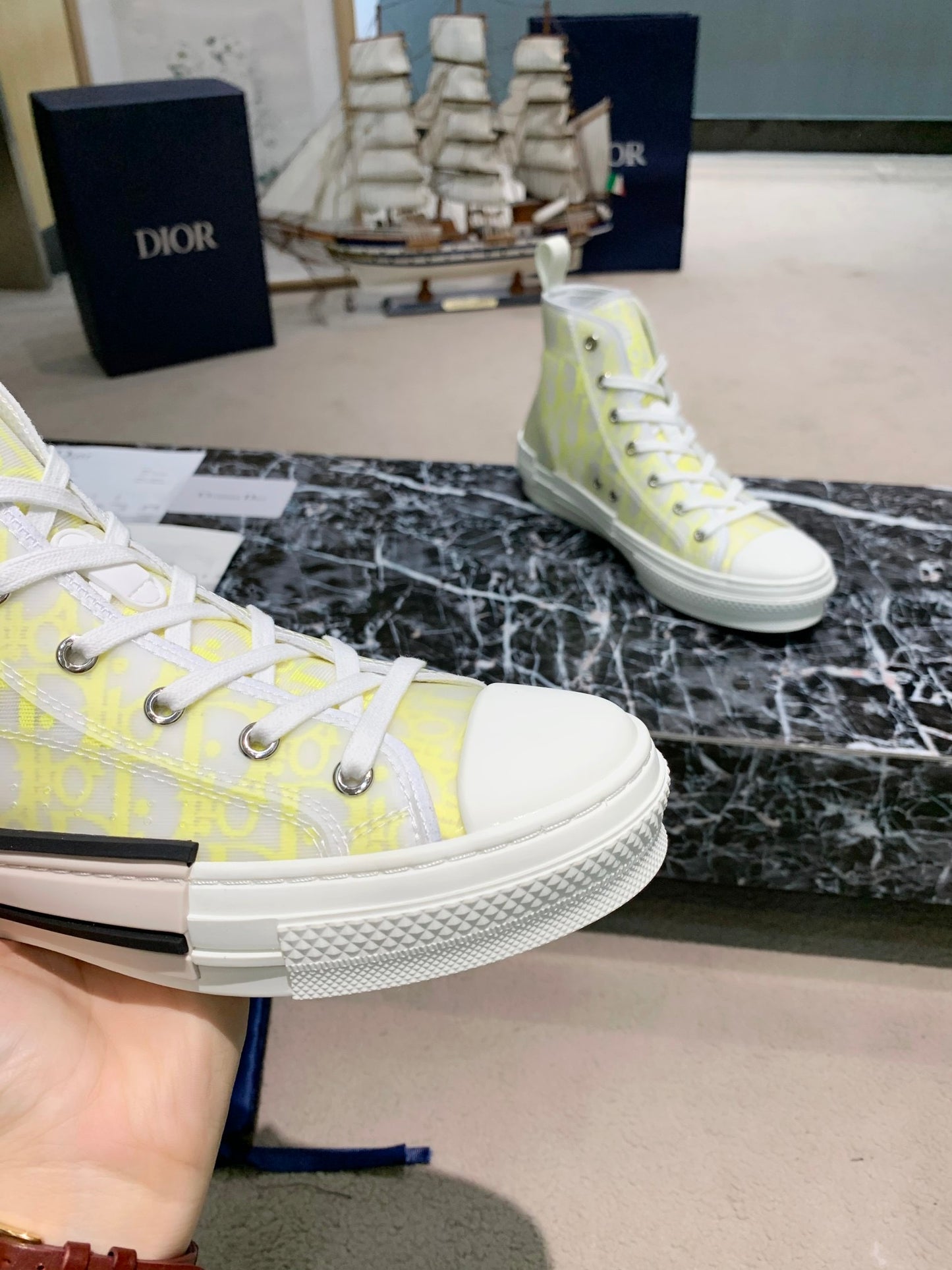 B23 Sneaker