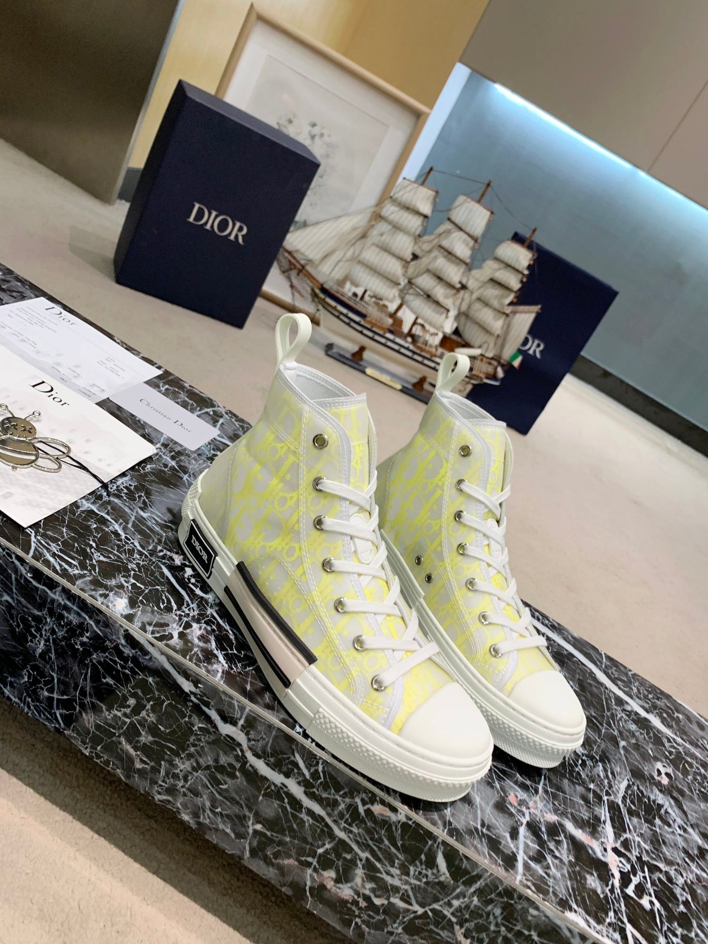 B23 Sneaker
