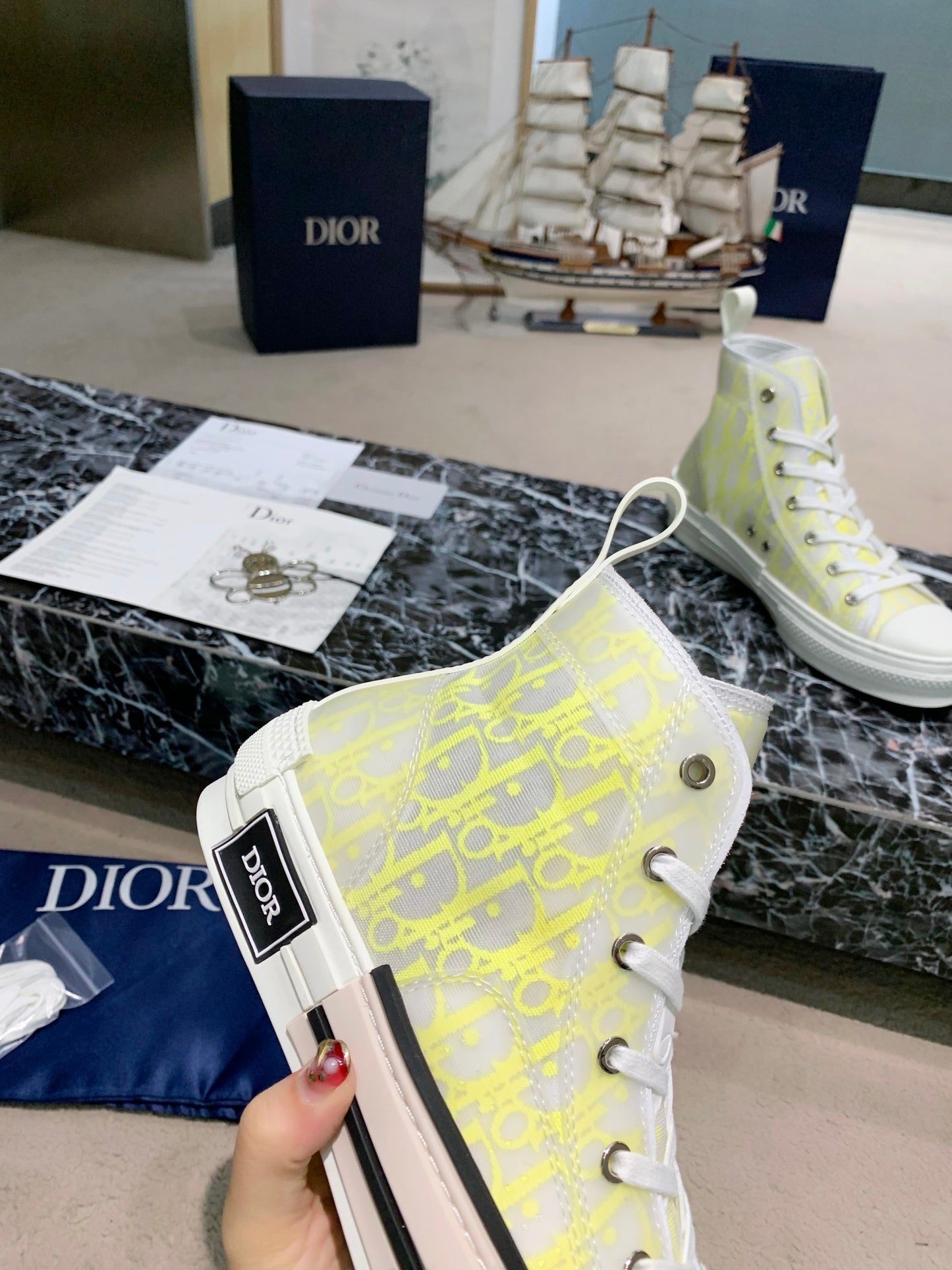 B23 Sneaker