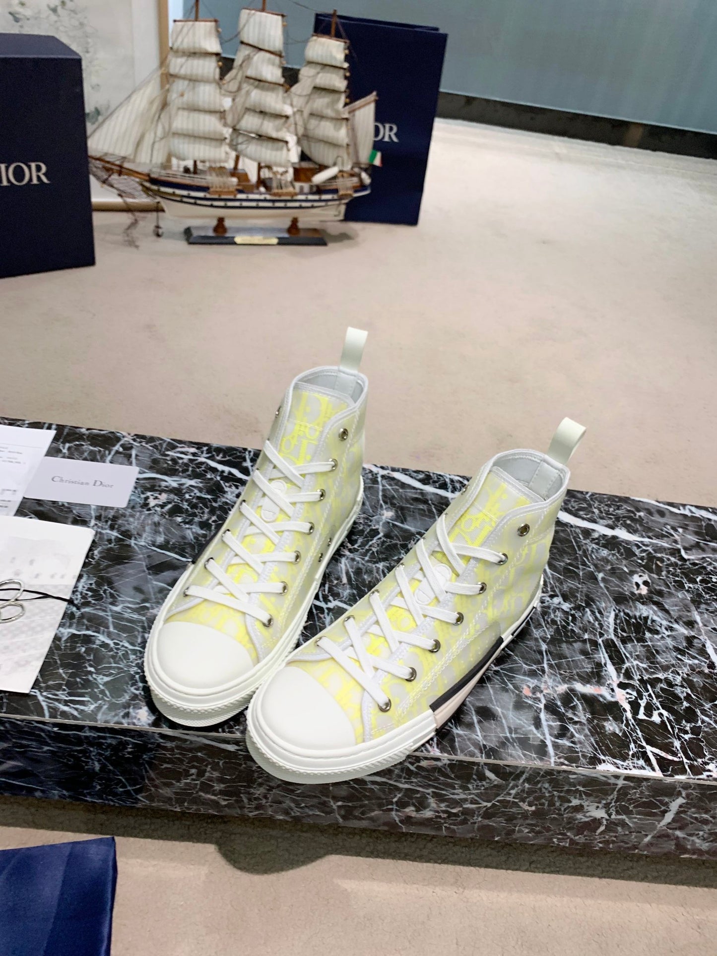 B23 Sneaker