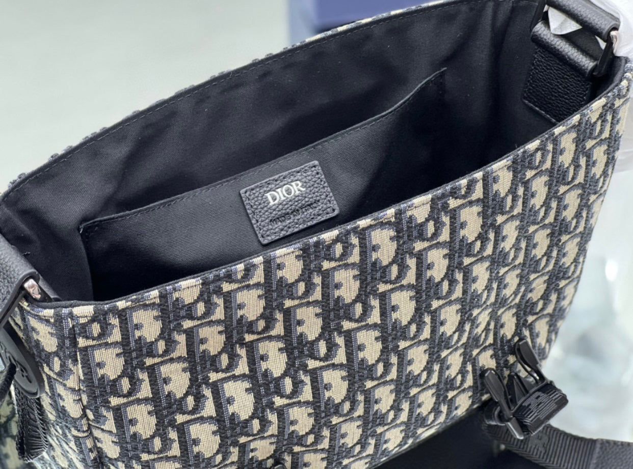 Explorer Messenger Bag