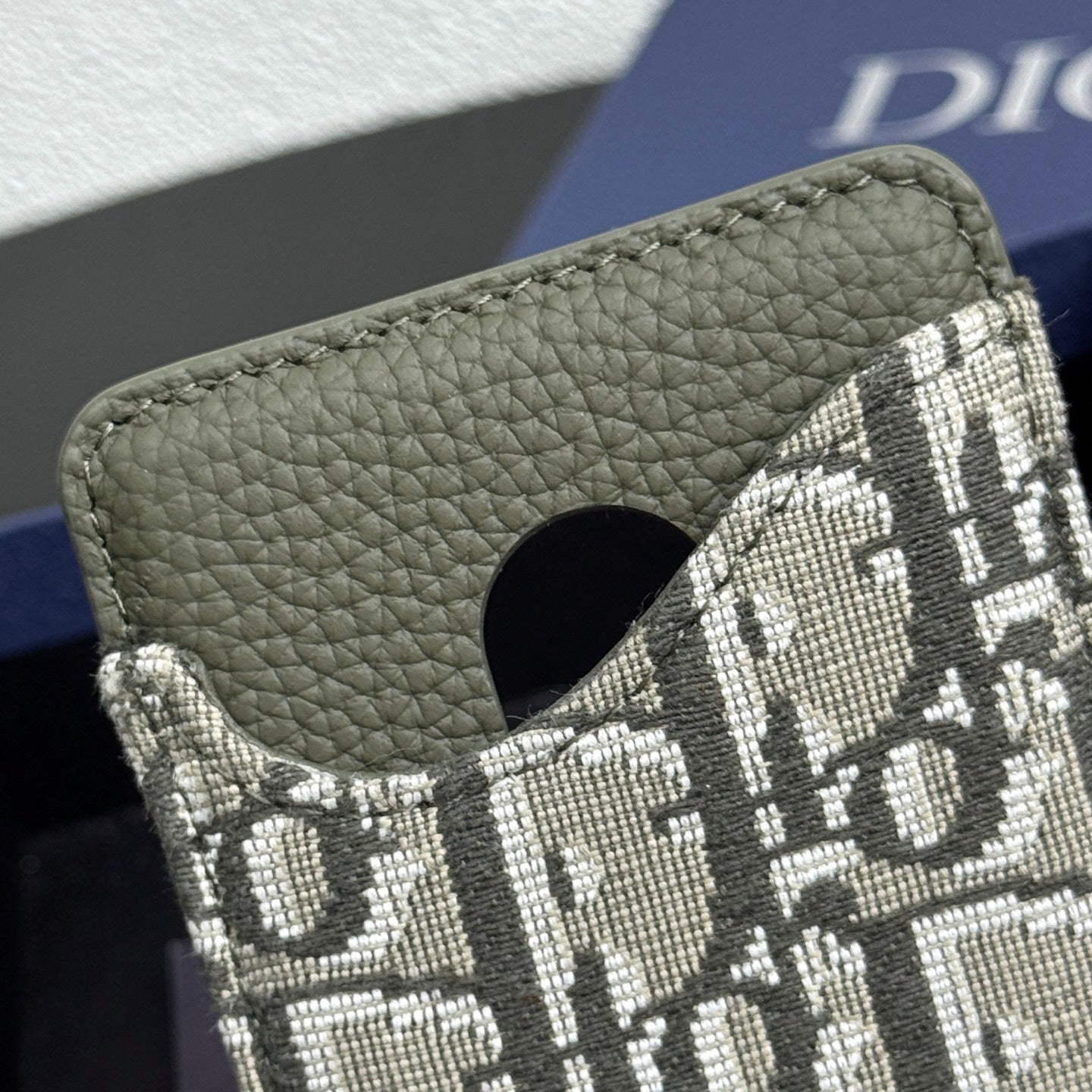 Oblique Magsafe Card Holder