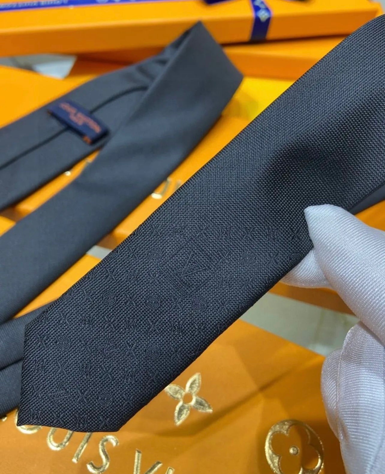 LV Tie