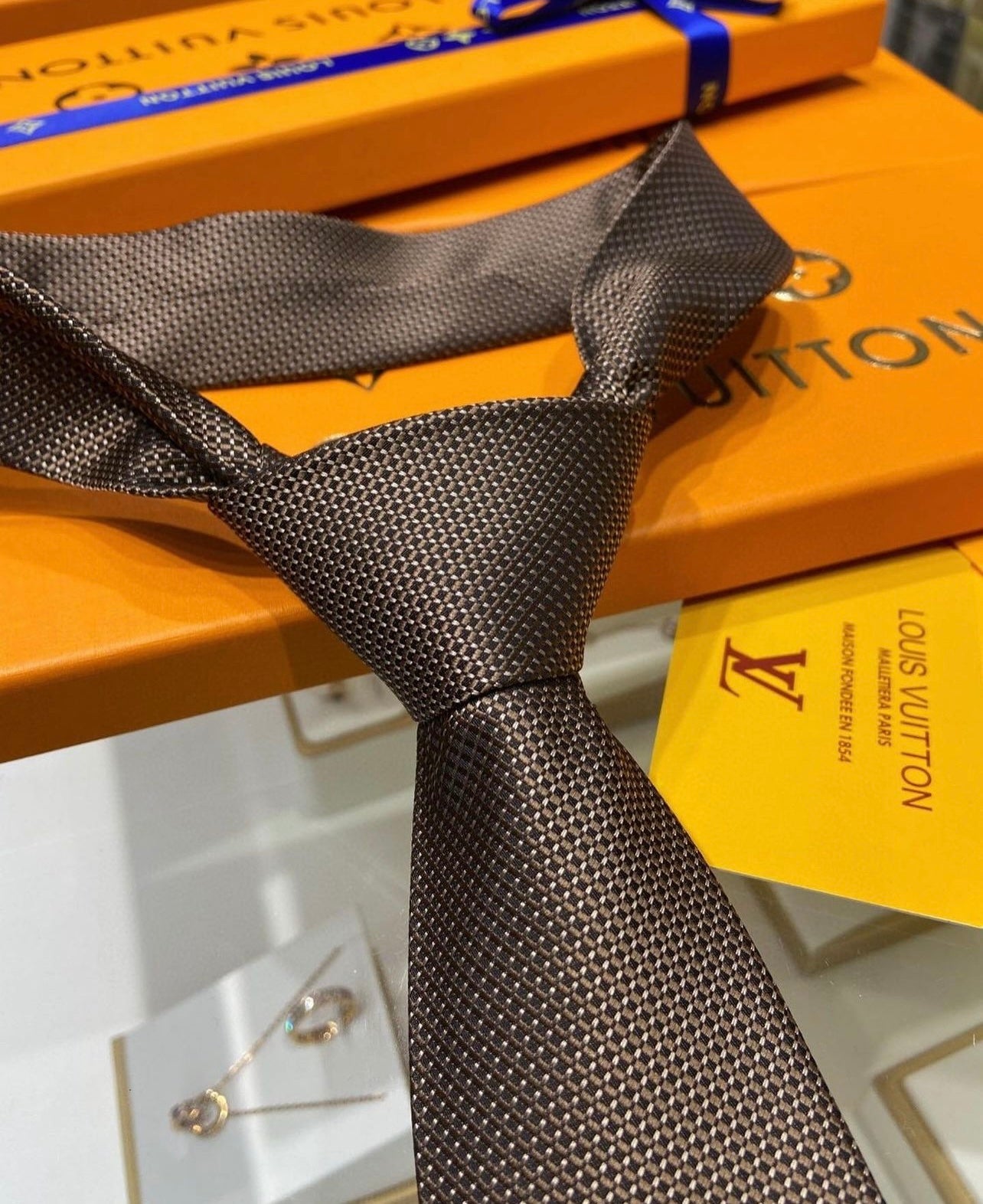 LV Tie