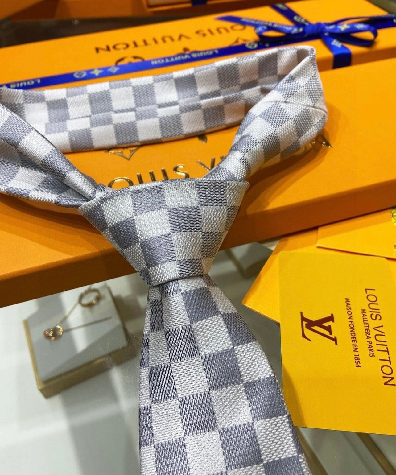 LV Tie