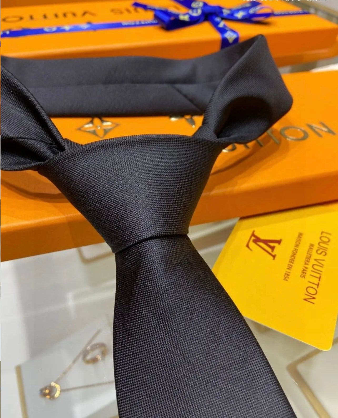 LV Tie