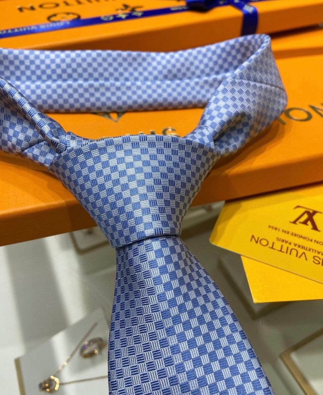 LV Tie